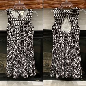 Like New!{H&M}Sz S Black/White Fit to Flare Dress with open back